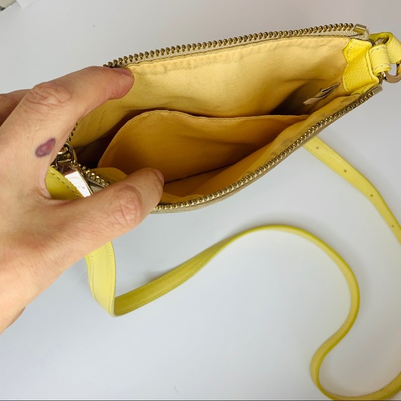 Authentic Coach Crossbody Bag (hands free shopping - Picture 4 of 8